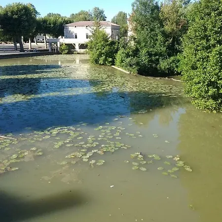 Nocleg ze śniadaniem Chateau De Pile - *